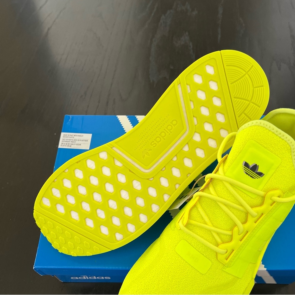 💙 NIB💙 ADIDAS NMD R1 V2 Solar Yellow - Picture 4 of 10